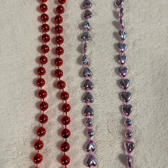 Valentine set: 3 necklaces, pen with heart notepad - Picture 6 of 9